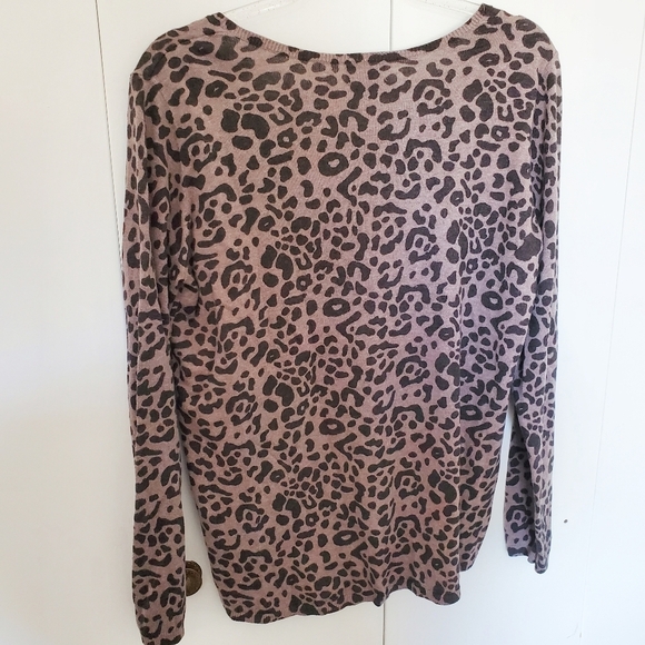 Old Navy sweater cheetah V-Neck Large Long Sleeve Lightweight Loose - Picture 2 of 5